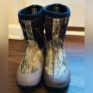 Bogs Camo Size 1Y